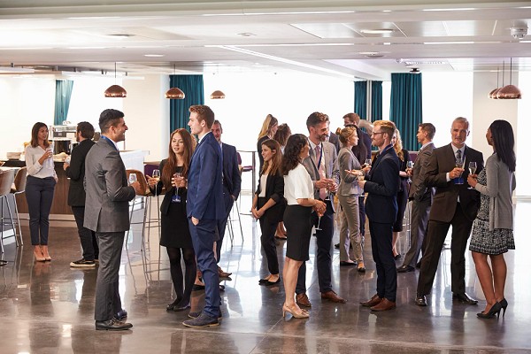 Convites e brindes gráficos de alto padrão: como encantar em eventos corporativos e sociais