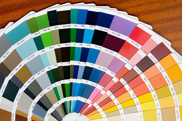 Cores em materiais impressos: o que sua paleta diz sobre sua marca