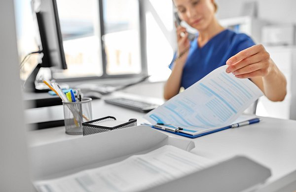 Material impresso para clínicas e consultórios (fichas, receituários, informativos)